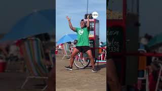 ▶️ 🌊🕺🏿 Se hizo viral furor en La Costa por el “pochoclero bailarín” [upl. by Donia]