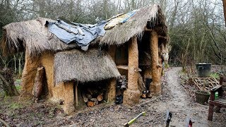 Obdachloser der im Wald ein Haus aus Lehm und Büschen gebaut hat soll sein Haus verlassen [upl. by Matelda]