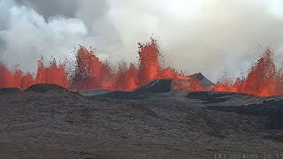 Islanda le immagini della nuova eruzione vulcanica migliaia le persone evacuate [upl. by Arlie463]