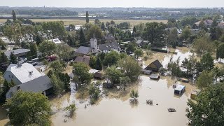 Alig látszanak ki az árvízből a városok a lengyelcseh határ környékén [upl. by Buckingham552]