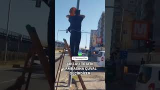 Rize’de vatandaşlar arızalı trafik lambasına çuval geçirdi [upl. by Annas]