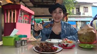 TJ Ruth Menjajal Nikmat Rasa Sate Ubin Pak Toni  MAKAN RECEH 010823 [upl. by Yltneb]