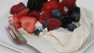 Pavlova met rood fruit  Recept [upl. by Pennebaker699]