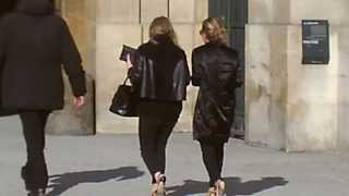 Mary Kate Ashley OLSEN Twins à Paris Fashion Week 2014 show Vuitton 5 March Mars [upl. by Luapnaes970]