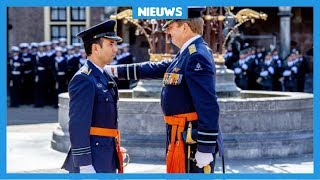 Helikopterpiloot krijgt grootste militaire prijs [upl. by Merat]