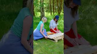 Meiden bouwen een houten pergola met slechts een paar gereedschappen [upl. by Sukcirdor]