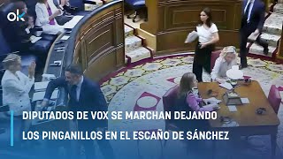 TREMENDO Los diputados de Vox se marchan dejando los pinganillos en el escaño de Sánchez [upl. by Deadman]