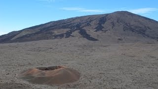 Randonnée au Piton de la Fournaise jusquau cratère Dolomieu [upl. by Jody823]