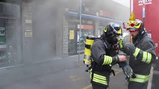 Pauroso incendio in viale Milano Vicenza  I Vigili del fuoco salvano un uomo [upl. by Fredela]