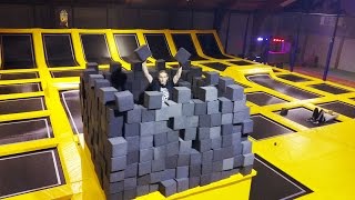 SNACHTS OPGESLOTEN IN TRAMPOLINE PARK [upl. by Odnalref]