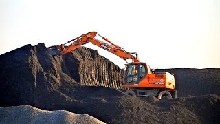 Mobilbagger Doosan DX160W im Papenburger Hafen  Wheeled excavator Doosan DX160W [upl. by Norton]