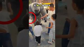 quotPadre Furioso Patea a un Peluche de Gorila Gigante en Centro Comercial ¿Reacción Justificadaquot [upl. by Collin324]