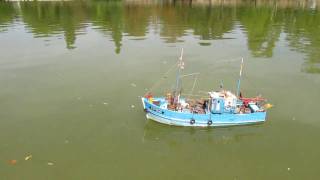 Le chalutier SaintElme en pêche avec module son bruiteur  Modélisme bateau RC au lac Daumesnil [upl. by Bred]