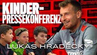 quotRonaldo oder Messiquot 🤔 – quotBonifacequot 🤩  KinderPressekonferenz mit Bayer 04Kapitän Lukas Hradecky [upl. by Key799]