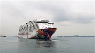 World Dream Sailaway From Singapore with Horn on 14 Nov 2017 [upl. by Kursh]