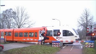 Spoorwegovergang Aalten  Dutch railroad crossing [upl. by Erina]