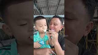 พ่อลูกกินขนมเซเว่น food funny แม่ลูกสายลุย [upl. by Auhsuoj]