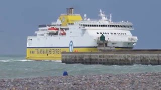 Mars 2016 Dieppe le bateau promenade et le ferry qui rentrent au port [upl. by Neroc]