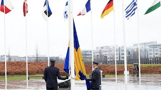 Le drapeau suédois hissé au siège de lOTAN [upl. by Yerffe]