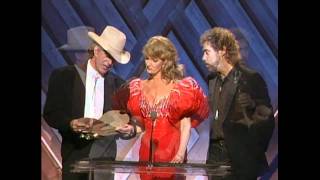 Emmy Lou Harris Linda Ronstadt and Dolly Parton Win Album of the Year For quotTrioquot  ACM Awards 1988 [upl. by Ronda]