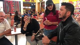 El Flaco de Los Recoditos se pone a cantar a fans en una plaza en Hermosillo [upl. by Yeleak64]