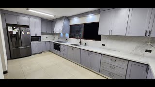 Mueble de cocina gris violeta Shaker 100 madera de cedro amargo [upl. by Cherianne195]