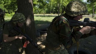 Des détenus ukrainiens prennent les armes contre la Russie [upl. by Leaper599]