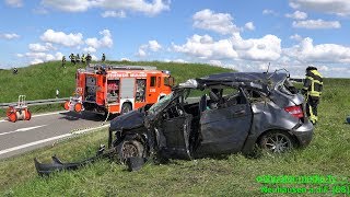 Tödlicher Unfall  PKW SCHANZT über ERDHÜGEL  FEUERWEHR BEFREIT EINGEKLEMMTEN FAHRER  E [upl. by Teague]