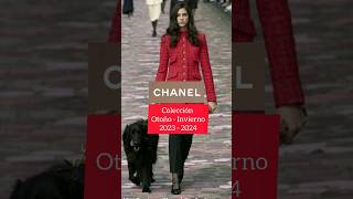 CHANEL alta costura OtoñoInvierno 2023  2024 Desfile orillas del río Sena outfits moda [upl. by Yla]