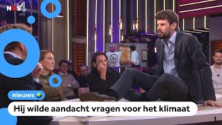 Actievoerder lijmt live op tv zijn handen vast aan tafel [upl. by Akemor]