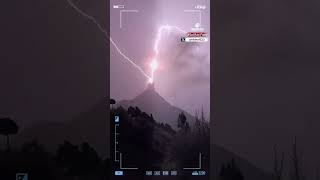 ⚡ Impresionante Un rayo impacta sobre un volcán activo en Guatemala [upl. by Kunin]