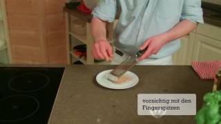 Muskatnuss reiben  Video by kitchen stories [upl. by Sanderson]