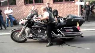 ikwilvanmijnmotorfietsafnl  Posers crashen hun Harley Davidson motorfiets [upl. by Yelrebmik]