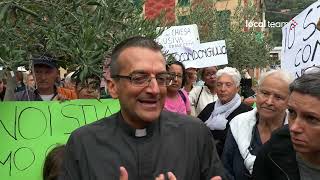 Bonassola manifestazione per Don Giulio il parroco sospeso quotChiesa non devessere omologantequot [upl. by Annovoj]