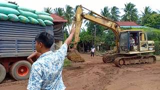 CAT 05 Excavator ទាញឡាន វេអង ជិតក្រលាប់ [upl. by Hacceber]