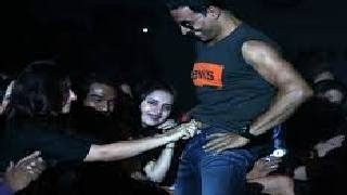 Akshay Kumar UNBUTTONS his pant lands in trouble [upl. by Minton]