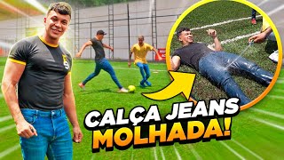 JOGANDO FUTEBOL DE CALÇA JEANS MOLHADA 💦👖deu até treta [upl. by Gearalt]