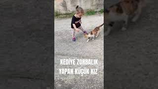 KEDİYE ZORBALIK YAPAN KÜÇÜK KIZ [upl. by Crescantia]