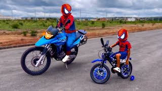 Homem aranha e Kid Aranha Corrida de Super Motos  SALTOS e QUEDAS COM MOTOS Corrida Super Heróis [upl. by Eigger]