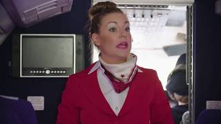 Stewardess Eva uit Rotterdam geeft instructies  Klikbeet [upl. by Niletak]