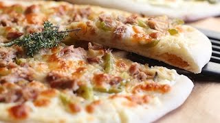 Pizza blanche facile  Easy white pizza  بيتزا سهلة بالصلصة البيضاء [upl. by Regni904]