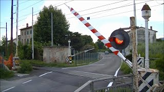 Spoorwegovergang Lucca I  Railroad crossing  Passaggio a livello [upl. by Flatto97]