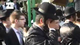 Cientos de ultraortodoxos presionan en Jerusalén para cerrar calle en shabat [upl. by Libys]