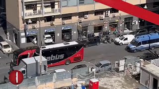 TIFOSI DELLEINTRACHT A NAPOLI ANCORA BUS E SCORTE PER GLI ULTRAS ARRIVATI DA FRANCOFORTE [upl. by Nosnirb]