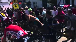 Intenta robar bicicleta tras una caída  Vuelta a España 2015  Crash HD [upl. by Frisse15]