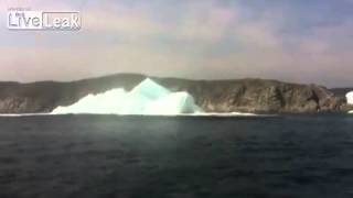 ICEBERG DERRUMBANDOSE EN EL MAR [upl. by Eisnil]