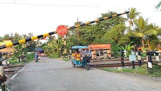 Gateman Struggle To Close Railgate  High speed Teesta Torsa Express Moving at Railgate [upl. by Iv87]