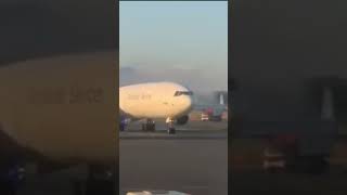 after landing plane engine got smoke planedisasters aviation [upl. by Thilde212]