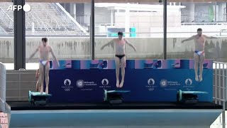 Parigi 2024 tuffatore scivola e cade dal trampolino allinaugurazione dellAquatics Centre [upl. by Burleigh850]