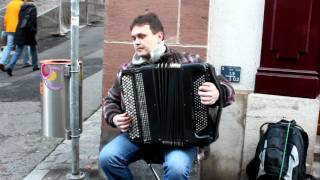 Tocata y fuga de Bach en Acordeon  Artista callejero en Basel [upl. by Rennold]